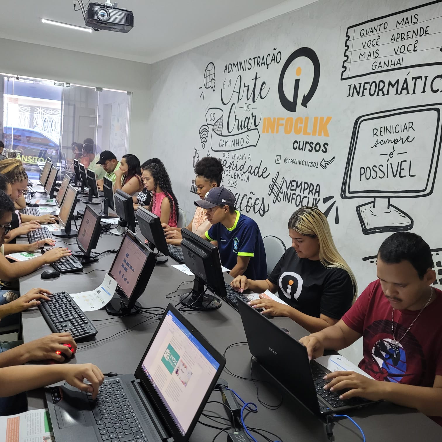 Estrutura da Infoclik - laboratório de informática em Belo Jardim