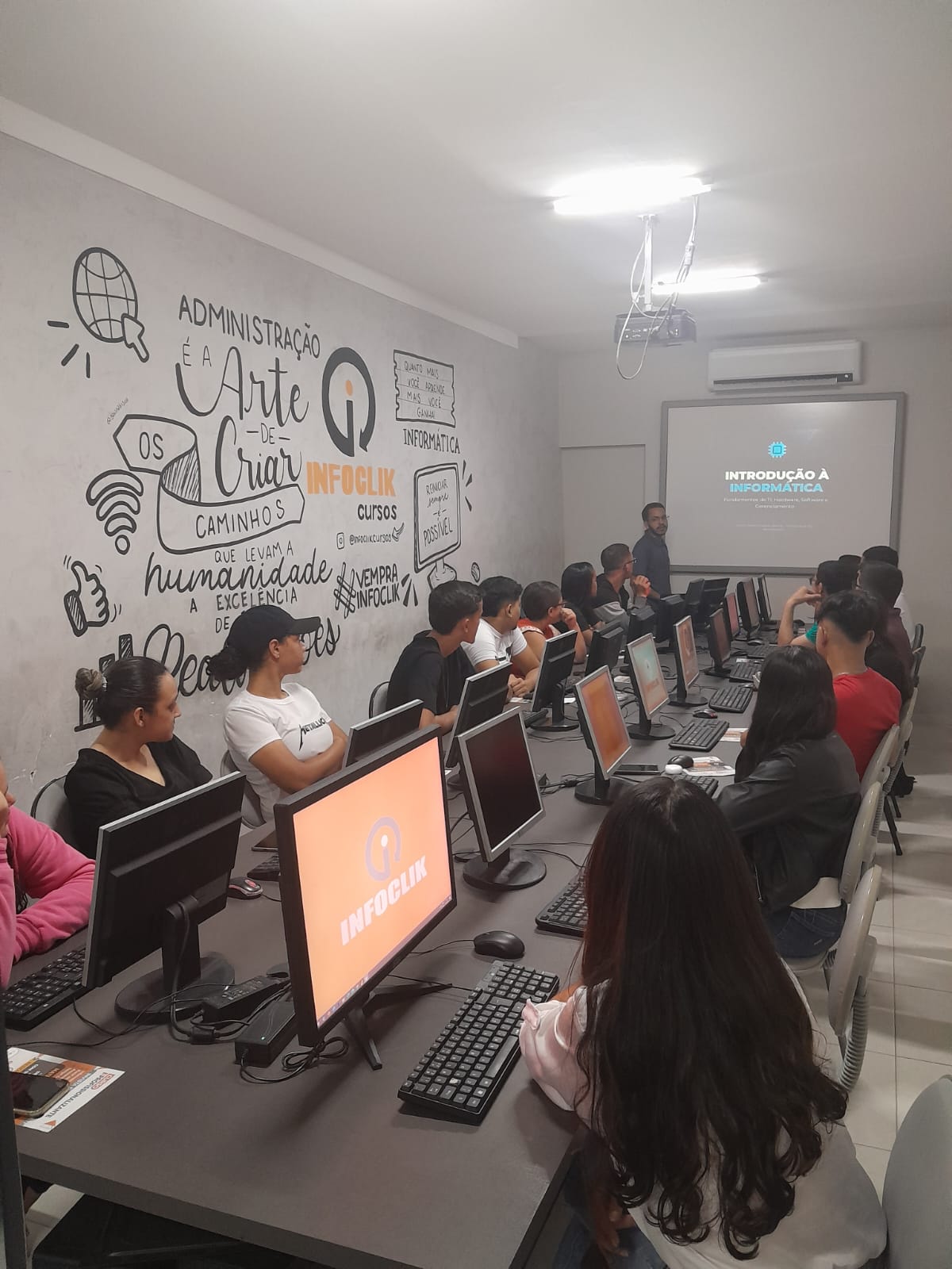 Alunos da Infoclik durante as aulas presenciais